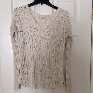 American Eagle outfitters cream sweater. Size small. Excellent condition.